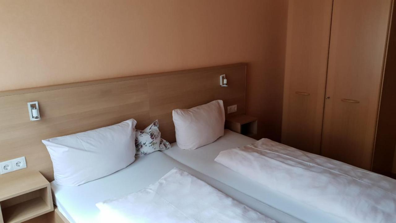 Central-Hotel ทราเบิน-ทราร์บาค ภายนอก รูปภาพ